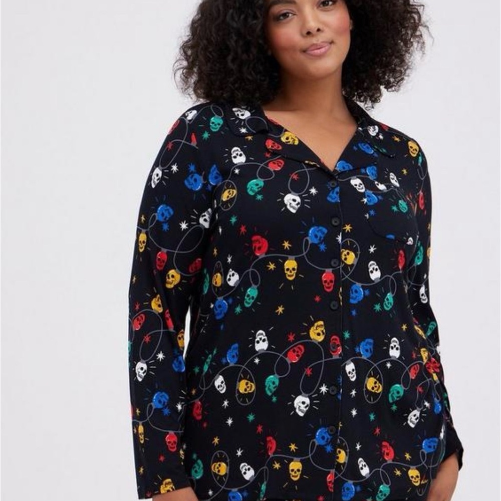 Women's Black Long-Sleeve Skull Print Button-Up Top